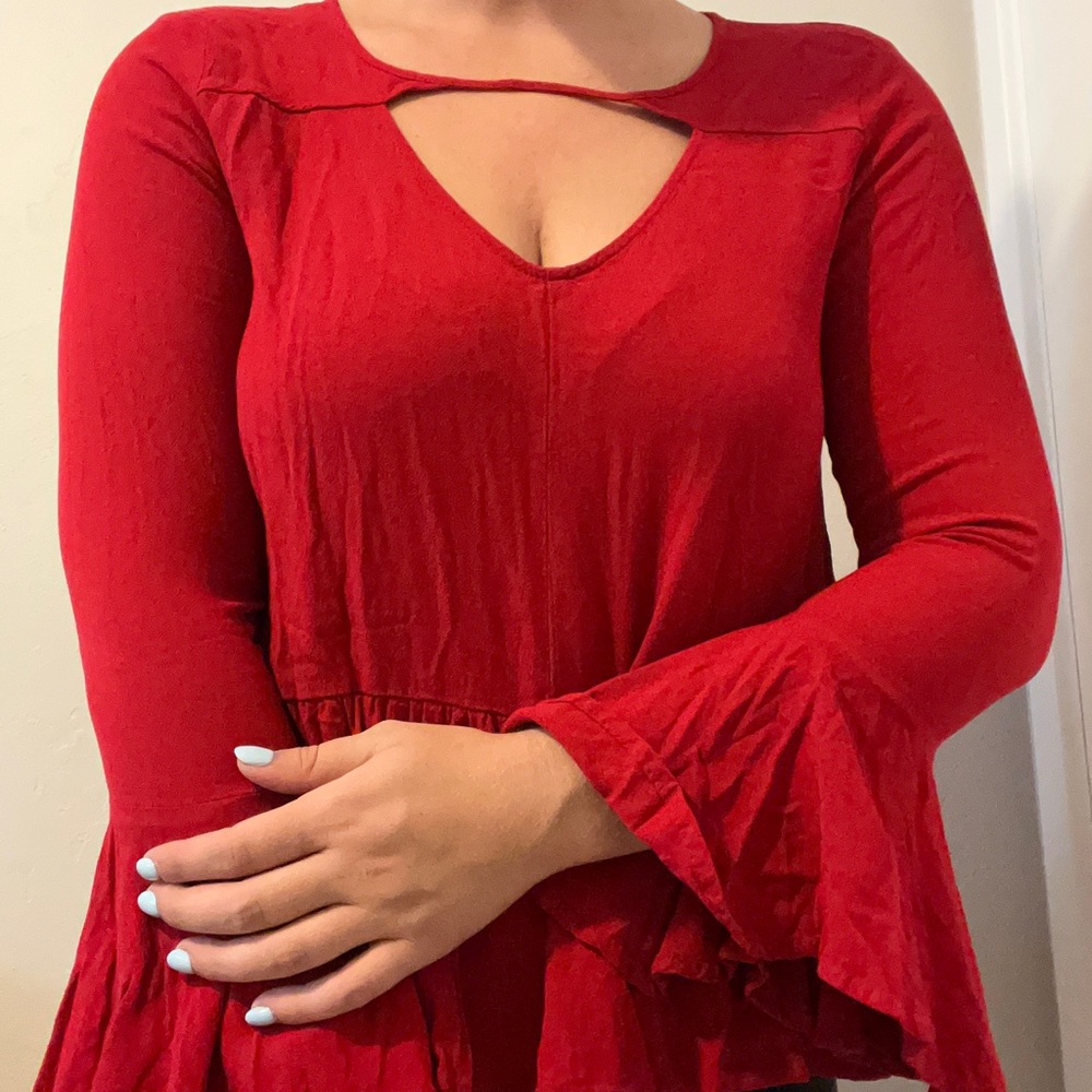 Bell-shaped long sleeve with cutout